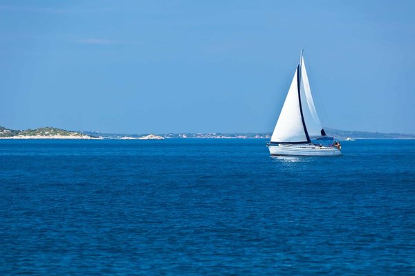 Les initiatives écologiques dans l'industrie du yachting.